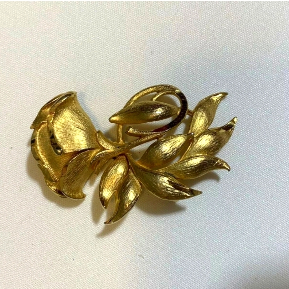 Da Vinci Gold Rose Bud With Leaves Brooch